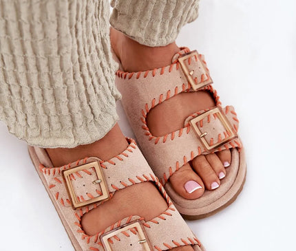 Sandales artisanales inspirées du Brésil en suédine beige avec coutures apparentes orange, boucles dorées rectangulaires et design élégant et décontracté, parfaites pour les plages et la ville.