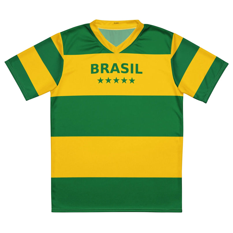 Maillot de football aux couleurs du Brésil, avec un design jaune et vert, des rayures horizontales et l'inscription 'BRASIL' accompagnée de cinq étoiles, symbolisant l'esprit sportif et la passion brésilienne. Parfait pour les supporters ou amateurs du style brésilien.