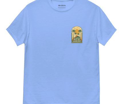 T-shirt bleu avec design inspiré de Rio de Janeiro, illustrant des palmiers et le texte 'Rio de Janeiro' dans un style tropical. Ce vêtement évoque l'énergie vibrante, les plages et la nature luxuriante du Brésil, incarnant l'élégance et le style détendu typiques du mode de vie brésilien.