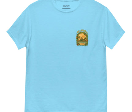 T-shirt bleu clair avec un motif inspiré du Brésil, représentant un coucher de soleil, des palmiers et une nature tropicale luxuriante, évoquant l'esprit vibrant et culturel brésilien.