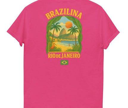 T-shirt rose au style tropical évoquant l'énergie de Rio de Janeiro, illustré par un motif coloré avec des palmiers, le Pain de Sucre, un coucher de soleil, une plage exotique, un flamant rose et un drapeau du Brésil. Design vibrant parfait pour célébrer la culture et les paysages brésiliens.