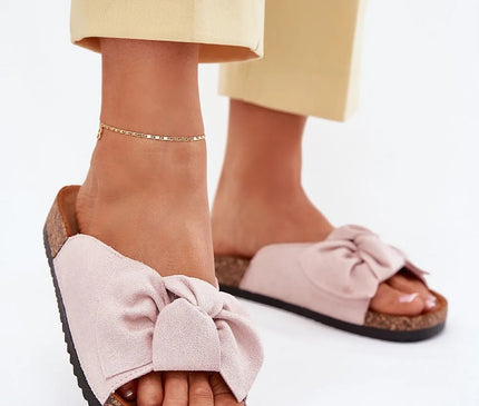 Sandales élégantes et décontractées avec nœud décoratif rose clair, semelle en liège et design inspiré du style boho chic brésilien, idéales pour une tenue estivale ou une promenade en bord de mer.
