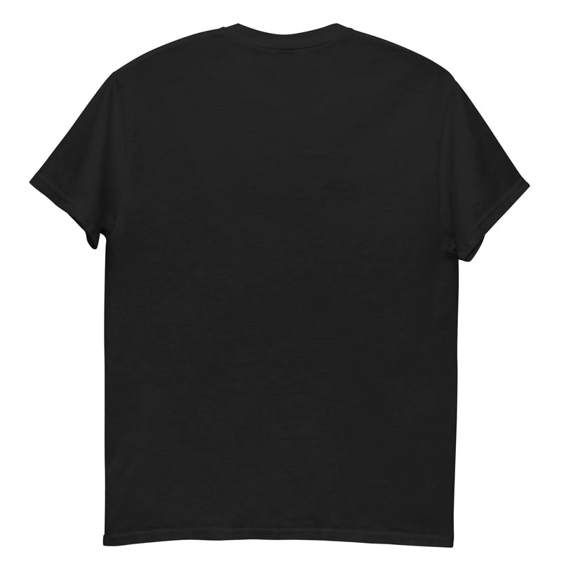 T-shirt noir inspiré du Brésil avec des motifs tropicaux, incluant un toucan, des feuilles exotiques, une fleur tropicale et un coco. Idéal pour exprimer un style décontracté et célébrer la richesse de la culture et de la nature brésiliennes.