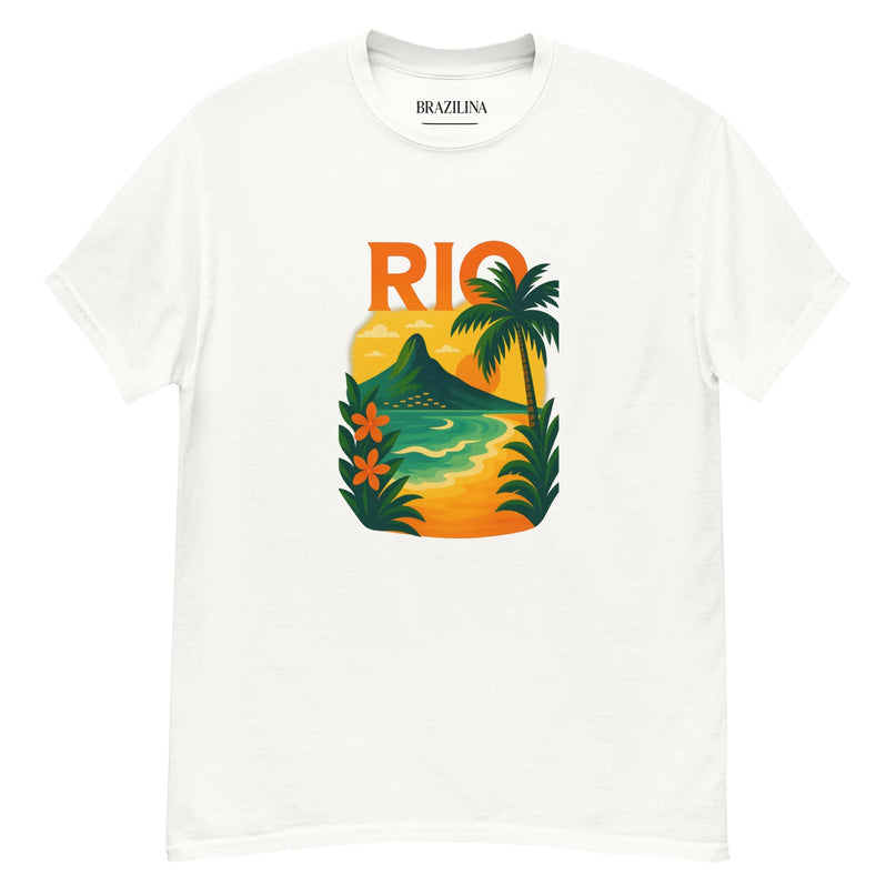 T-shirt blanc avec un motif illustré inspiré du Brésil, représentant un paysage tropical avec une plage, des palmiers, des fleurs orange et une montagne en arrière-plan, accompagné du texte 'RIO' en orange, évoquant l'énergie vibrante et la beauté exotique de Rio de Janeiro.