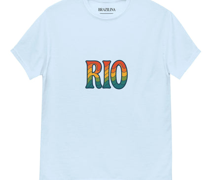 T-shirt blanc avec l'inscription 'RIO' en lettres colorées orange, jaune, vert et bleu, inspirée de l'énergie de Rio de Janeiro et de la culture brésilienne. Design vibrant évoquant les plages, la musique et la joie de vivre des Cariocas.