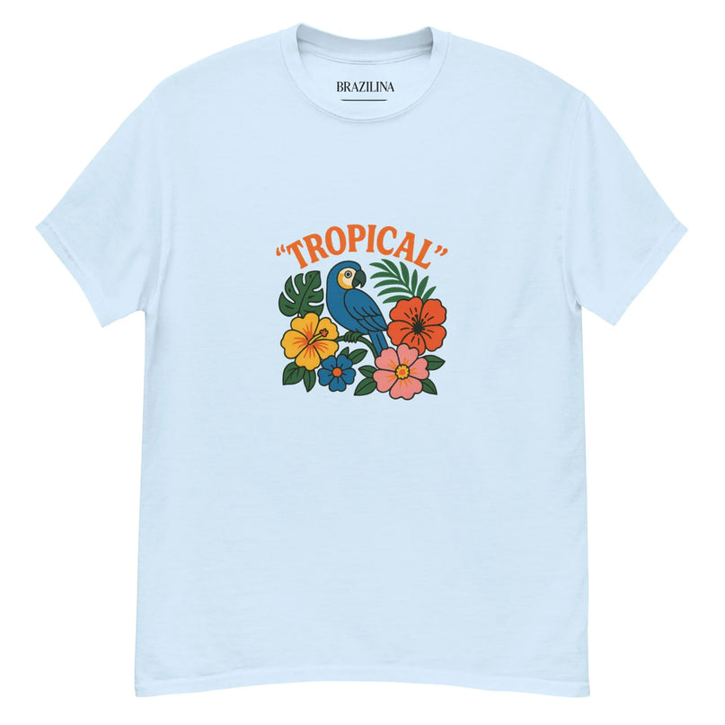 T-shirt bleu clair avec un design tropical inspiré du Brésil. Illustration centrée d’un perroquet bleu entouré de fleurs exotiques colorées (orange, jaune, rose et bleue) et de feuillages tropicaux. Inscription 'TROPICAL' en orange au-dessus de l’illustration. Motif évoquant la biodiversité et la culture vibrante du Brésil, parfait pour une touche festive et estivale.