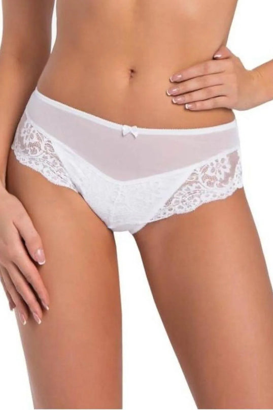 Sous-vêtement féminin blanc en dentelle, design inspiré de l'élégance brésilienne, détails délicats et motifs raffinés évoquant la sensualité et le style tropical brésilien. Pièce confortable et élégante évoquant les plages et la chaleur festive du Brésil.