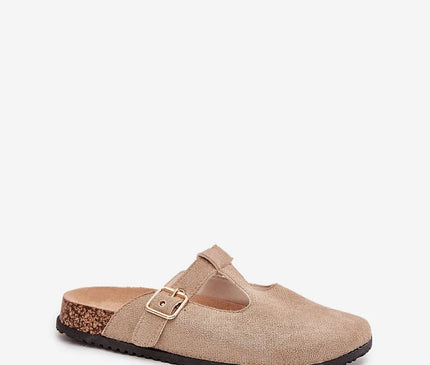 Sandales élégantes pour femmes en suédine écologique beige avec une semelle en liège profilée, bouts couverts pour une protection optimale, boucle réglable dorée pour un ajustement parfait, semelle de 2,5 cm, idéales pour un usage quotidien alliant confort et style à la mode.