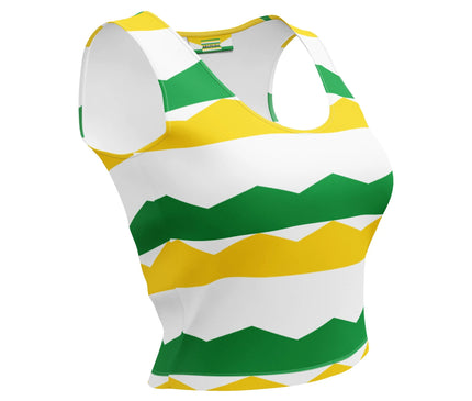 Crop top aux couleurs brésiliennes avec des motifs zigzag jaunes, verts et blancs, évoquant l'énergie festive du carnaval et la culture dynamique du Brésil. Style vibrant et moderne, parfait pour incarner l'esprit joyeux et pétillant de ce pays tropical.