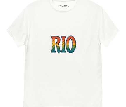 T-shirt blanc avec inscription 'RIO' en lettres multicolores au design rétro, inspiré par l'énergie culturelle et l'atmosphère festive de Rio de Janeiro, symbole du Brésil.