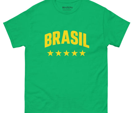 T-shirt vert avec l'inscription 'BRASIL' en jaune et cinq étoiles jaunes en dessous, célébrant l'héritage sportif et culturel du Brésil, symbole de sa fierté nationale et de son excellence dans des domaines comme le football.