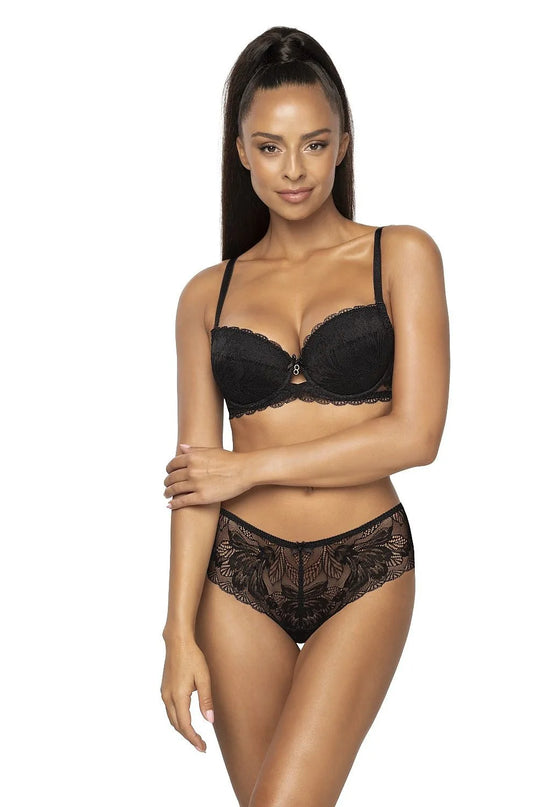 Slip voluptueux noir en dentelle de style soutien-gorge avec motif floral, nœud décoratif sur le devant, porté par un mannequin, composition : 78 % polyamide, 14 % élasthanne, 8 % coton. Disponible en tailles 36 à 44 avec des mensurations de hanche allant de 88 à 115 cm.