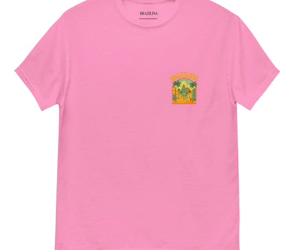 T-shirt rose au design inspiré des paysages tropicaux du Brésil, avec un motif de palmiers et de plages accompagné du texte 'Brazilina' sur le côté gauche de la poitrine, évoquant l'ambiance chaleureuse et festive de la culture brésilienne.