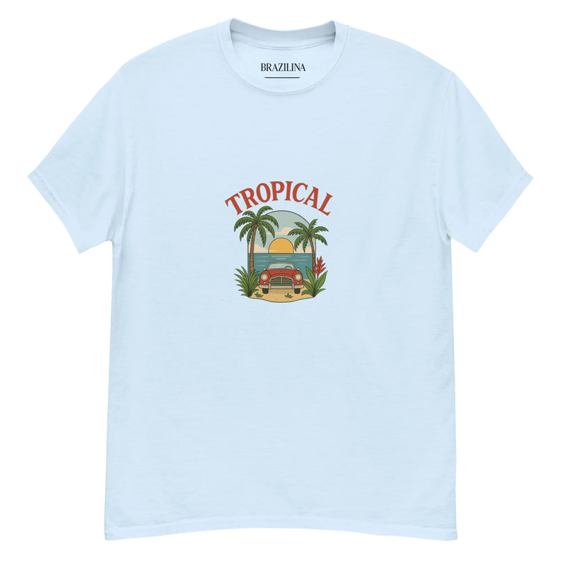 T-shirt tropical inspiré du Brésil avec un design représentant un coucher de soleil, des palmiers, une plage et un véhicule vintage. Style évoquant les paysages tropicaux et l'élégance de la mode brésilienne. Parfait pour un look estival et exotique.
