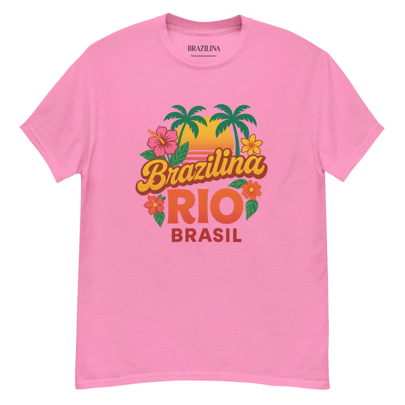 T-shirt rose Brazilina Rio Brasil illustré avec des palmiers, un coucher de soleil, des fleurs tropicales et le texte 'Brazilina Rio Brazil'. Ce design vibrant évoque l'énergie, l'atmosphère tropicale et la joie de vivre du Brésil, inspirés de Rio de Janeiro. Vêtement hommage au style de vie brésilien.