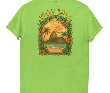 T-shirt vert avec un motif inspiré du Brésil représentant des palmiers, un coucher de soleil orange, des montagnes, une plage, et des fleurs tropicales encadrant l'illustration. Inscription 'Brazilina' en haut, évoquant la richesse culturelle et les paysages tropicaux brésiliens.