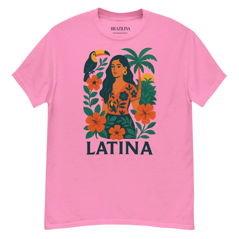 T-shirt rose célébrant la culture brésilienne avec une illustration vibrante d’une femme latine entourée de fleurs tropicales, d’un toucan et de palmiers, symbolisant la nature exotique, la joie de vivre et l’élégance brésilienne.