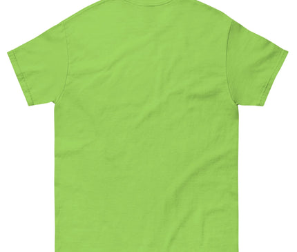 T-shirt vert vibrant inspiré du Brésil, reflétant l'énergie et la culture brésilienne. Vêtement mettant en avant la fierté nationale, l'esprit du football et la joie de vivre brésilienne. Idéal pour afficher un lien fort avec les valeurs et traditions brésiliennes.