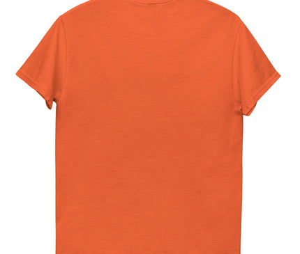 T-shirt orange aux inspirations tropicales brésiliennes, évoquant la chaleur et la vitalité du Brésil. Design minimaliste et vibrant, parfait pour un style décontracté rappelant les paysages ensoleillés, palmiers et plages de Rio de Janeiro.