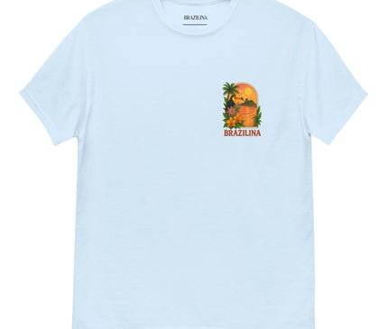 T-shirt blanc avec un design tropical inspiré du Brésil, mettant en avant un coucher de soleil exotique, des palmiers et des fleurs tropicales dans des couleurs vives. Le texte 'Brazilina' complète le motif, évoquant l'énergie positive, les paysages luxuriants et le style chaleureux de la culture brésilienne.