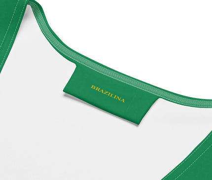 Détail de vêtement inspiré de la culture brésilienne avec étiquette verte portant l'inscription dorée 'Brazilina'. Design évoquant l'énergie et la fierté nationale du Brésil, célébrant son esprit festif et son amour du sport.
