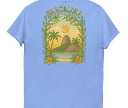 T-shirt bleu avec un design vibrant inspiré du Brésil, représentant des palmiers, un coucher de soleil, une montagne iconique et des feuilles tropicales entourées de fleurs orange, accompagné du texte 'Brazilina' en haut. Parfait pour refléter la nature exotique et l'esprit chaleureux du Brésil.