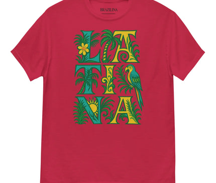 T-shirt rouge vibrant avec un design tropical inspiré du Brésil, affichant des motifs de feuilles de palmier, un perroquet, un soleil et des éléments de flore luxuriante. Le texte 'LATINA' en lettres artistiques jaunes et vertes célèbre la nature exotique, la culture et l'énergie festive du Brésil.
