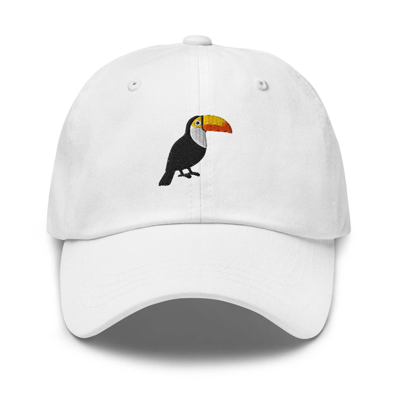 Casquette blanche avec broderie d’un toucan, symbole de la biodiversité brésilienne, alliant design simple et élégant inspiré de l’esprit tropical et décontracté du Brésil.