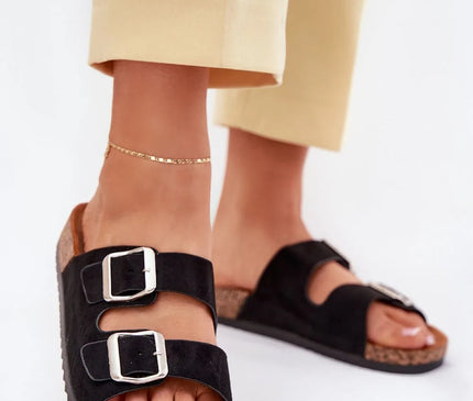 Sandales noires à deux brides avec boucles argentées, semelle en liège et design inspiré des plages brésiliennes. Parfaites pour un style décontracté et élégant, rappelant le mode de vie chaleureux et ensoleillé du Brésil.