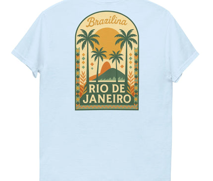 T-shirt inspiré de Rio de Janeiro, mettant en avant un design tropical avec des palmiers, le Pain de Sucre et un coucher de soleil, célébrant l'énergie festive et les paysages emblématiques du Brésil. Style décontracté et essence brésilienne par Brazilina.