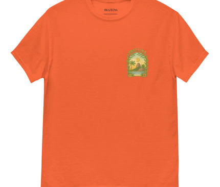 T-shirt orange avec un design inspiré du Brésil. Illustration tropicale comprenant des palmiers, un coucher de soleil et des feuilles luxuriantes, évoquant les paysages iconiques brésiliens. Style décontracté reflétant la culture et la joie de vivre brésiliennes.