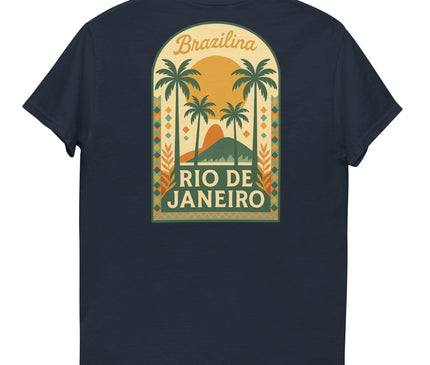 T-shirt inspiration Rio de Janeiro avec un motif rétro de palmiers, le soleil et le Pain de Sucre, représentant la nature luxuriante et l'ambiance tropicale du Brésil. Design élégant et coloré célébrant la culture brésilienne.