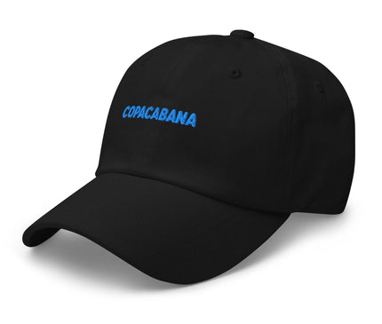 Casquette noire avec le mot 'COPACABANA' brodé en bleu, inspirée de l'énergie vibrante de la plage de Copacabana au Brésil. Cet accessoire incarne un style décontracté et festif, rappelant l'esprit libre et joyeux de Rio de Janeiro, parfait pour une touche tropicale dans le quotidien.