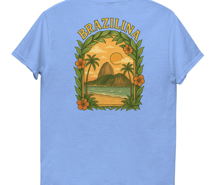T-shirt bleu avec un design inspiré du Brésil, incluant des palmiers, un coucher de soleil et des montagnes côtières, entouré d'éléments tropicaux tels que des feuilles vertes et des fleurs orange, illustrant des paysages naturels et la chaleur culturelle brésilienne.