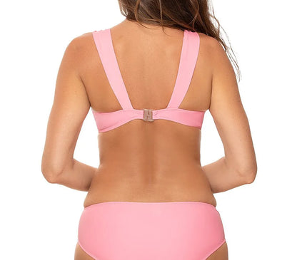 Dos d'une femme portant un maillot de bain deux pièces rose, inspiré de la mode brésilienne. Ce modèle évoque l'élégance et la sensualité des plages comme Copacabana, avec un design mettant en valeur les courbes et célébrant le style vibrante et festif du Brésil.