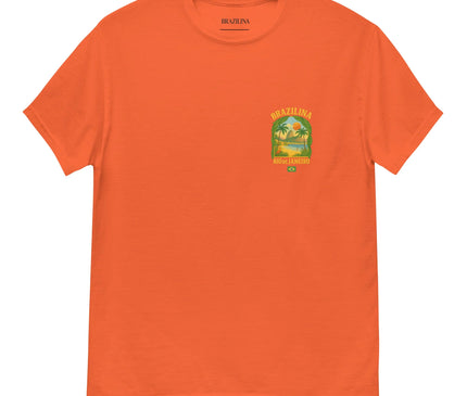 T-shirt orange avec imprimé tropical représentant des palmiers, un coucher de soleil et un paysage inspiré de Rio de Janeiro, symbole de la culture brésilienne, idéal pour un look décontracté et exotique.