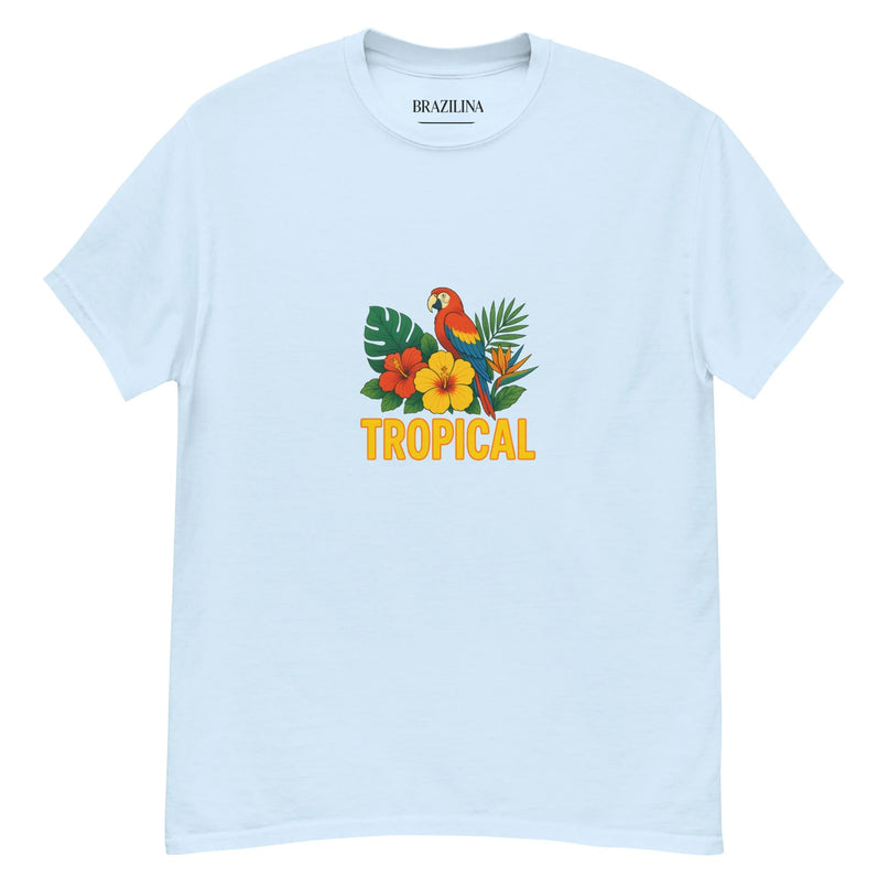 T-shirt blanc sur lequel est imprimé un perroquet exotique coloré entouré de fleurs tropicales et de feuilles luxuriantes, accompagné du texte 'Tropical' en jaune. Inspiré de la biodiversité et de la culture brésilienne, il reflète l'énergie festive et vibrante des forêts tropicales du Brésil.