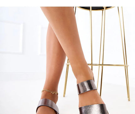 Sandales minimalistes et élégantes avec deux larges brides métalliques, inspirées du style brésilien. Idéales pour les journées ensoleillées et décontractées, rappelant l'élégance simple et chic des plages et des rues animées du Brésil.