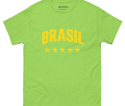 T-shirt vert avec l'inscription jaune 'Brasil' en lettres majuscules et cinq étoiles jaunes en dessous, représentant l'héritage sportif et culturel du Brésil avec un style vibrant et dynamique.