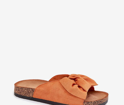 Sandales brésiliennes élégantes et décontractées en suédine orange avec un nœud artisanal distinctif, semelle en liège confortable et inspirées des plages tropicales brésiliennes.
