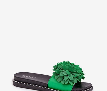 Mules pour femmes en tissu avec décoration florale spectaculaire verte sur le devant, semelle intérieure en gomme et bord de semelle décoré, adaptées aux journées chaudes, hauteur de semelle de 2,5 cm, coupe classique idéale.