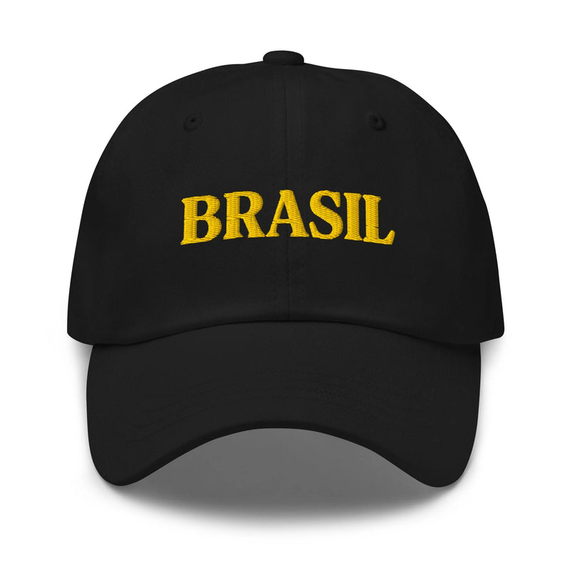 Casquette noire avec le mot 'Brasil' brodé en jaune sur le devant, célébrant l'esprit vibrant et chaleureux du Brésil. Inspirée du style décontracté des villes comme Rio de Janeiro et São Paulo, elle allie simplicité, identité culturelle forte et une atmosphère ensoleillée. Accessoire parfait pour les amateurs de mode évoquant la passion du Carnaval et du football brésilien.