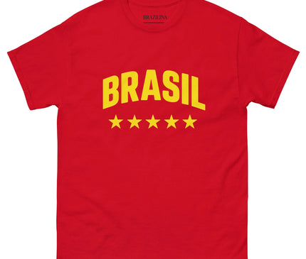 T-shirt rouge aux inscriptions jaunes 'Brasil' et cinq étoiles, représentant l'esprit gagnant, l'héritage sportif et la culture dynamique du Brésil. Style vibrant inspiré par la fierté nationale et la joie de vivre brésilienne.