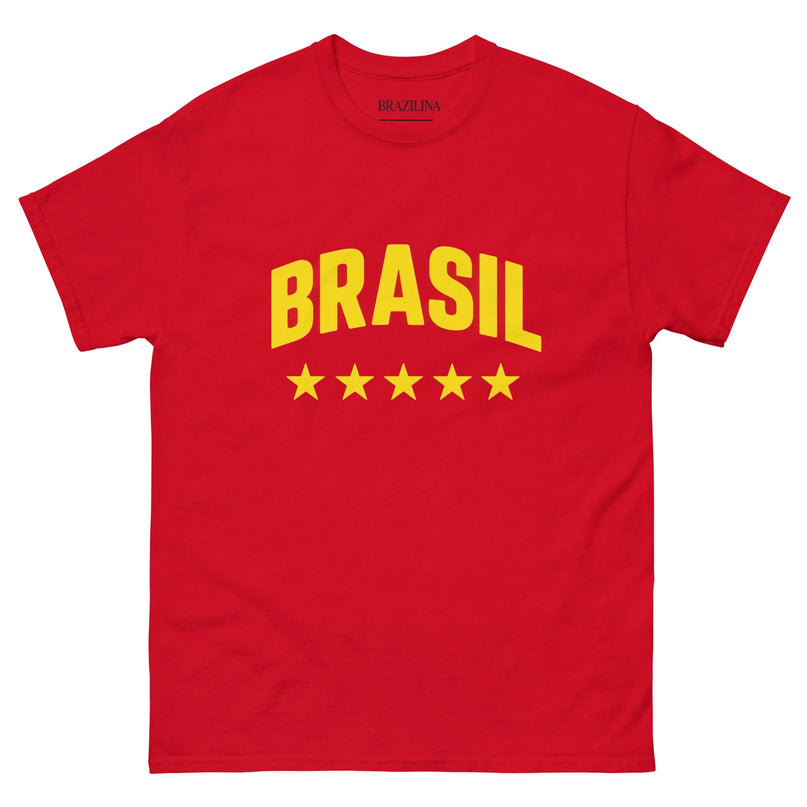 T-shirt rouge aux inscriptions jaunes 'Brasil' et cinq étoiles, représentant l'esprit gagnant, l'héritage sportif et la culture dynamique du Brésil. Style vibrant inspiré par la fierté nationale et la joie de vivre brésilienne.