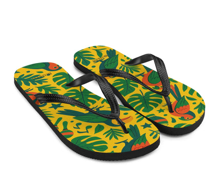 Tongs colorées avec des motifs tropicaux inspirés de la biodiversité brésilienne, ornées de feuillages verts luxuriants et d'oiseaux exotiques sur un fond jaune vibrant, parfaites pour un style estival et décontracté, reflétant l'esprit de la culture brésilienne.