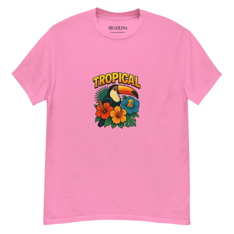 T-shirt rose avec une illustration tropicale inspirée du Brésil, mettant en avant un toucan entouré de fleurs colorées et exotiques telles que des hibiscus, accompagné du mot 'Tropical' dans un style vibrant. Idéal pour un look décontracté et festif, rappelant la chaleur et la richesse des forêts brésiliennes.