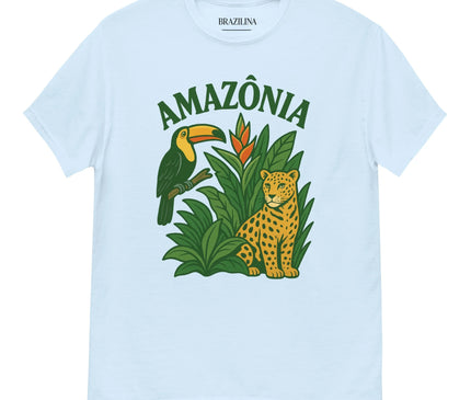 T-shirt blanc avec un design inspiré de l'Amazonie brésilienne représentant un toucan, un jaguar et une végétation luxuriante. Motif vibrant célébrant la biodiversité et la richesse culturelle du Brésil, avec le texte 'Amazônia' en haut. Vêtement évoquant la beauté naturelle et l'importance de protéger l'environnement amazonien.