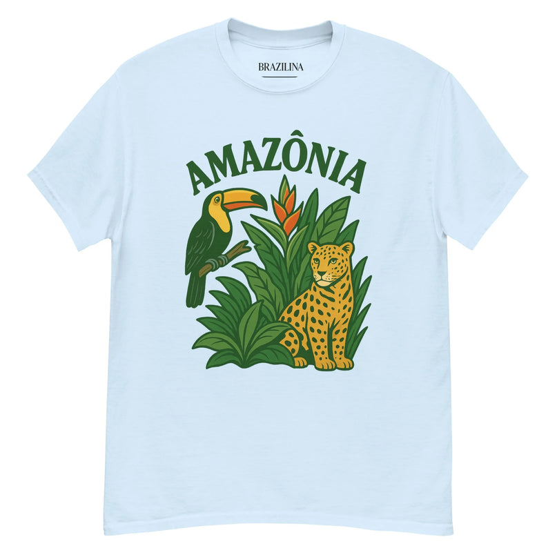 T-shirt blanc avec un design inspiré de l'Amazonie brésilienne représentant un toucan, un jaguar et une végétation luxuriante. Motif vibrant célébrant la biodiversité et la richesse culturelle du Brésil, avec le texte 'Amazônia' en haut. Vêtement évoquant la beauté naturelle et l'importance de protéger l'environnement amazonien.
