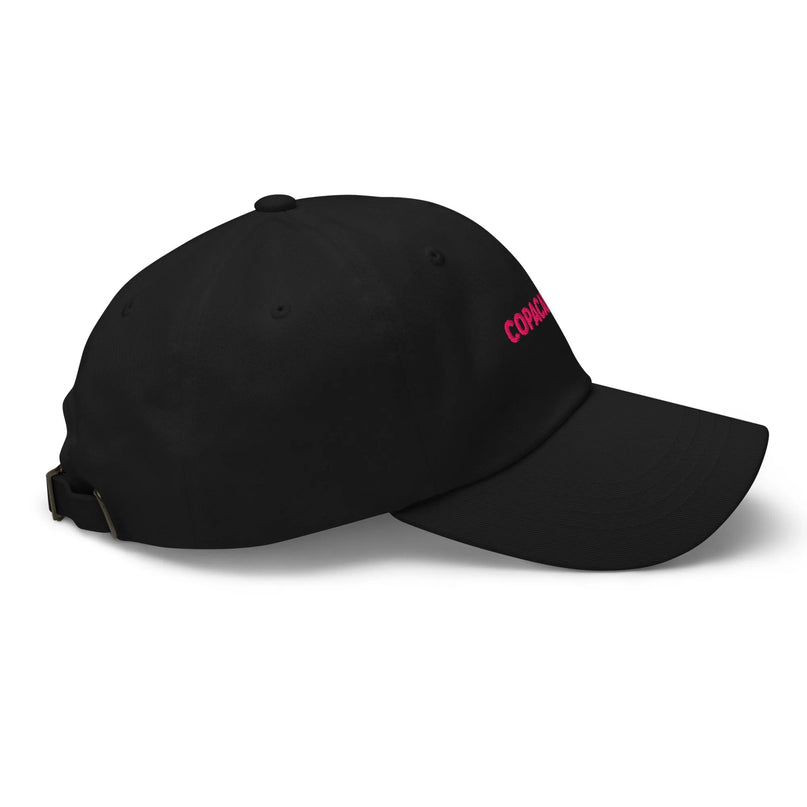 Casquette noire moderne avec inscription rose Copacabana, inspirée de l'énergie festive et tropicale du quartier emblématique de Rio de Janeiro. Accessoire de mode tendance, parfait pour compléter une tenue au style brésilien.