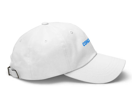 Casquette blanche inspirée de l'énergie légendaire de Copacabana, avec inscription bleue 'COPA', reflétant le style décontracté et festif de Rio de Janeiro, idéale pour une touche tropicale dans le quotidien.